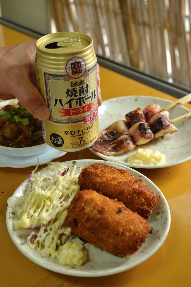 カラッと揚がったコロッケには辛口の焼酎ハイボールが合う