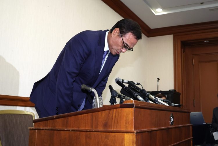 経済同友会の定例会見でサプリ購入を巡り警察の捜査を受けたことに関し、頭を下げる同会の新浪剛史代表幹事。9月3日（時事通信フォト）
