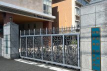 学校側は寮内で何が起こったか説明する様子は無かったという