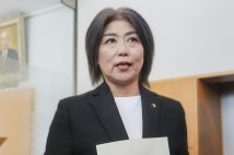 9月1日、定例議会で不信任案が議決された(共同通信)