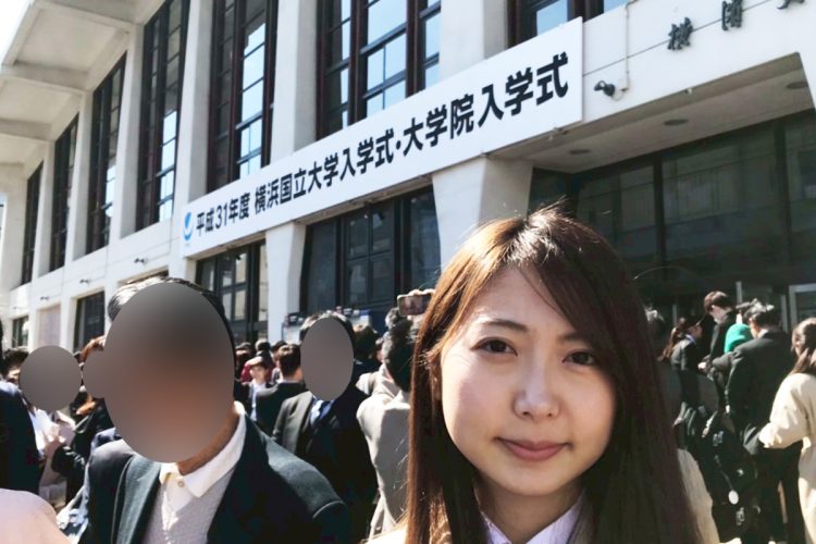 横浜国立大学を卒業後、大企業に就職し安定した生活を送っていた