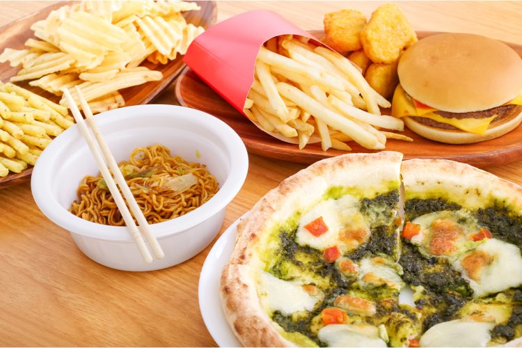 肉やマーガリン、スナック菓子などに含まれる「トランス脂肪酸」(写真／イメージマート）