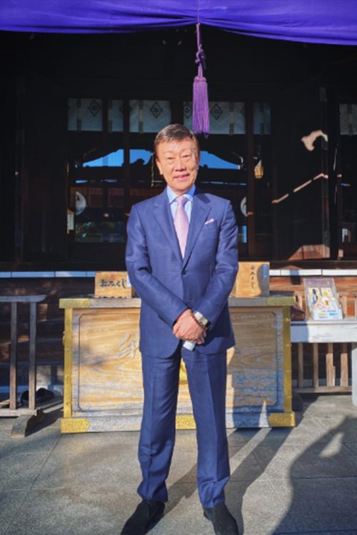 尾久八幡神社で参拝する様子（Instagramより）