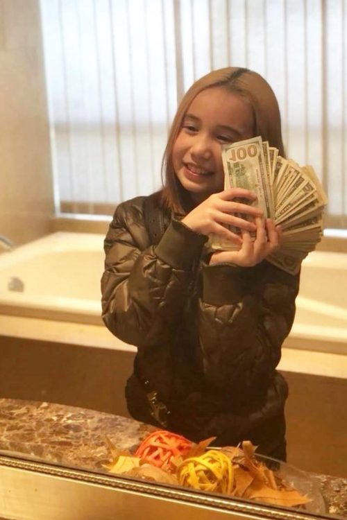 札束を手に笑顔を見せるテイ（インスタグラムより）