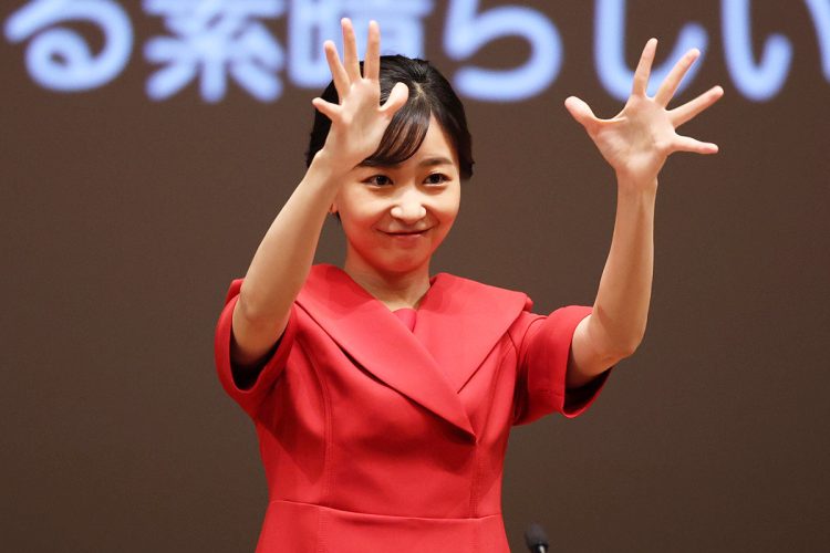 ここ1年間のご公務で3回も取り入れられているお気に入りのワンピースのようだ(時事通信フォト)