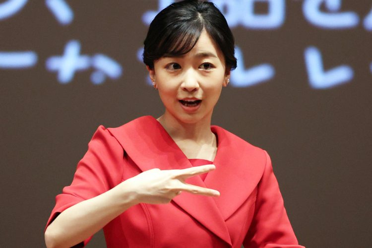 「第42回全国高校生の手話によるスピーチコンテスト」に出席された佳子さま（時事通信フォト）