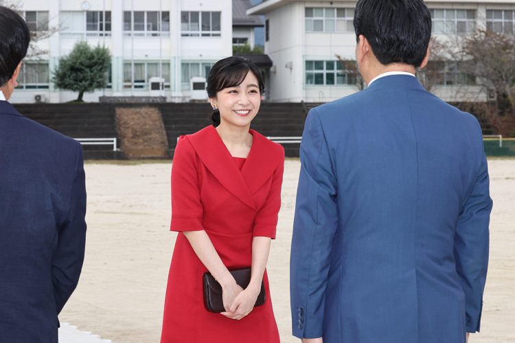 昨年10月、佐賀県を訪れた際にも着用されていた(時事通信フォト)
