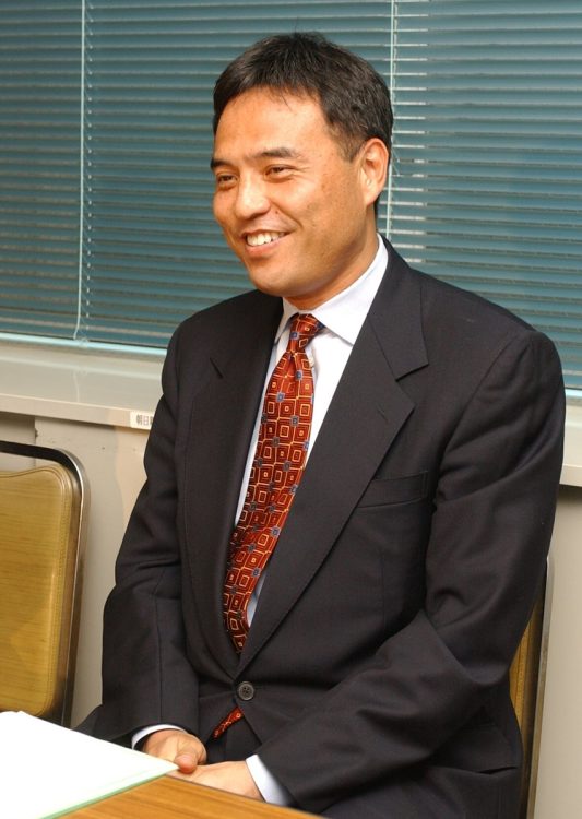 2002年3月5日、ローソン次期社長就任が決まり記者会見する三菱商事でローソン事業のユニットマネージャーを務めている新浪剛氏。社長就任後「新浪剛史」と改名（時事通信フォト）