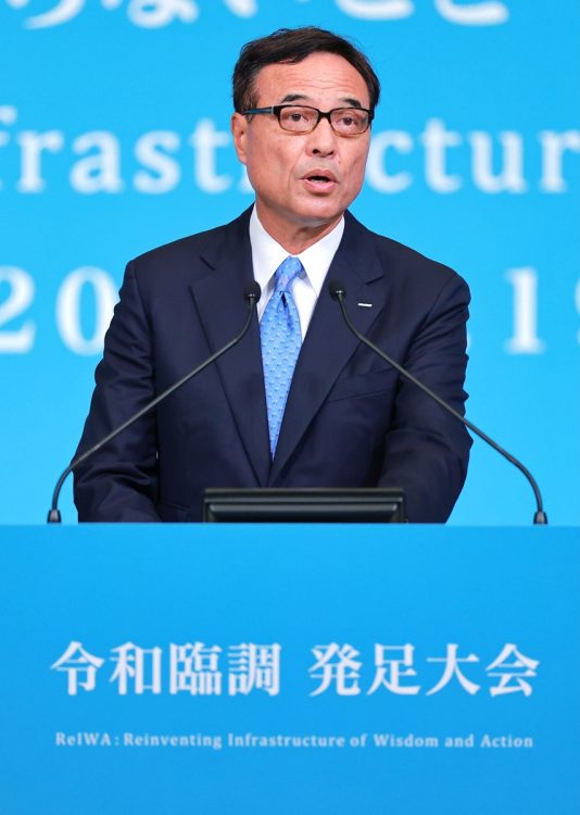 2022年6月19日、令和国民会議（令和臨調）発足大会であいさつする新浪剛史氏。令和臨調は第1期の活動を6月に終了しており、第2期は2025年末をめどに活動する予定。新浪氏は運営幹事の一人（時事通信フォト）
