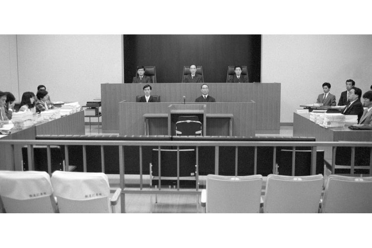 女子高生コンクリート詰め殺人で、初公判が開かれた東京地裁法廷＝1989年7月31日午後（共同通信）