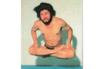 麻原が「空中浮揚」したとする写真（公安調査庁「内外情勢の回顧と展望」より）