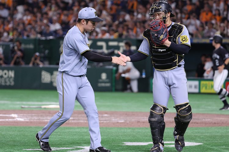 選手起用が光った（左から石井大智、坂本誠志郎／時事通信フォト）