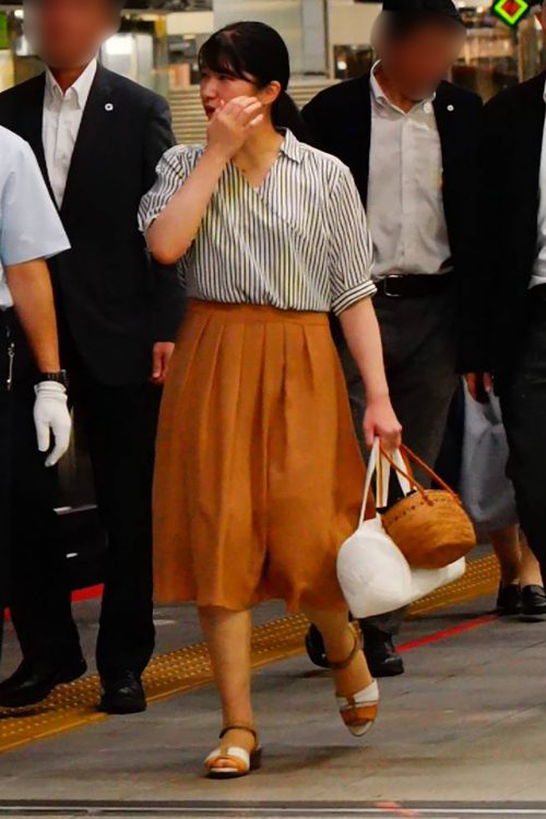 東京駅で出迎えた駅員とお話しされる愛子さま(2025年9月、読者提供)