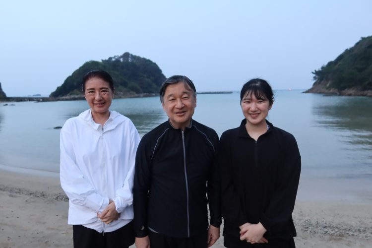 須崎御用邸を訪問されるたびに海水浴を楽しまれていたという(2025年8月、宮内庁提供)