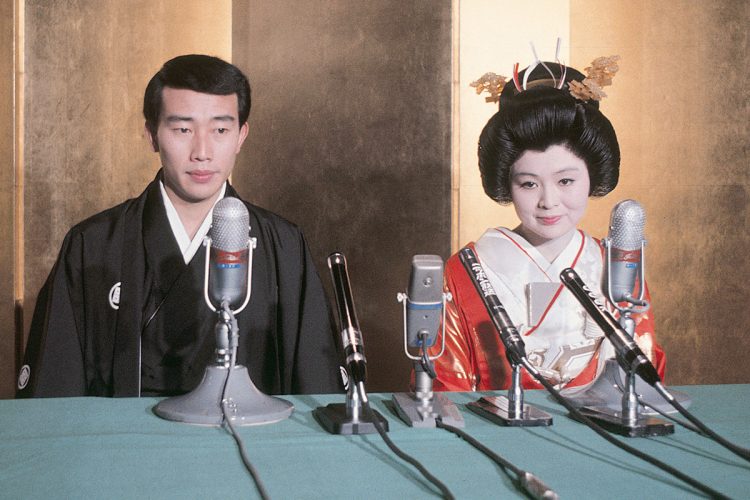 1971年撮影、橋幸夫さんの結婚会見の様子（時事通信フォト）