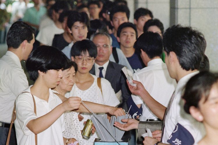 判決公判で傍聴券の抽選をする人たち／東京・霞が関の東京地裁（時事通信フォト）