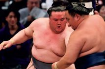 カザフスタン初の関取、前頭八・金峰山（左／時事通信フォト）