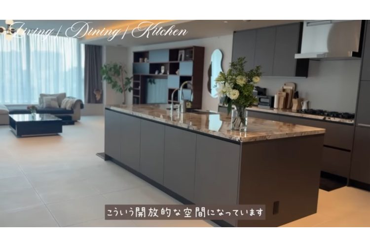 アイランドキッチン(YouTubeより)