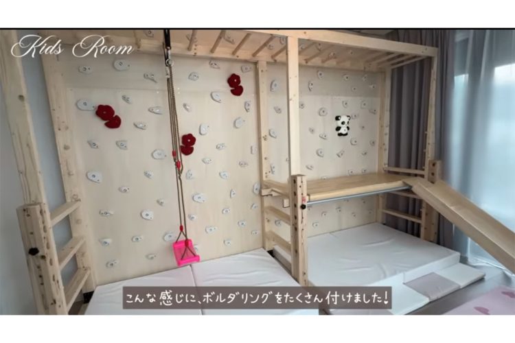 娘の部屋にはなんと壁にボルダリングが(YouTubeより)
