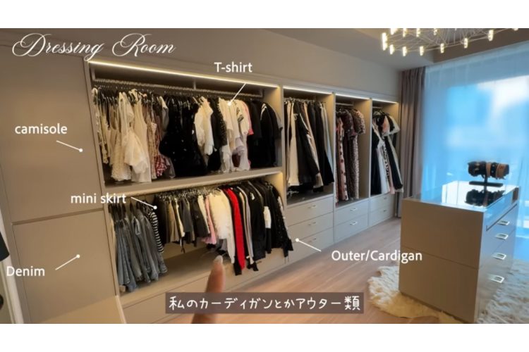 壁一面にバッグ、逆の一面に洋服が整然と飾られ、さながらブティックのような空間(YouTubeより)