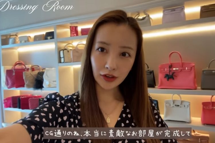 自身のYouTubeで新居のルームツアー動画を公開した板野友美（YouTubeより）