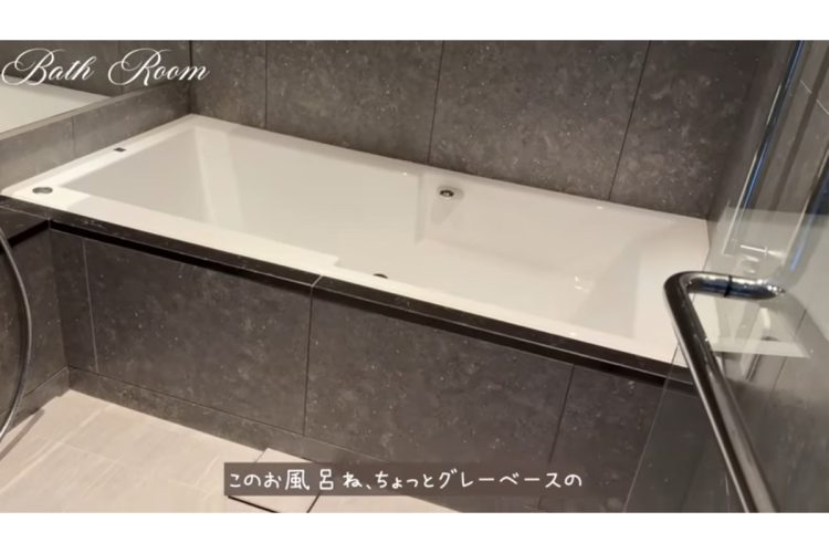 ラグジュアリーなバスルームはグレーをベースにしたホテルライクな仕様(YouTubeより)