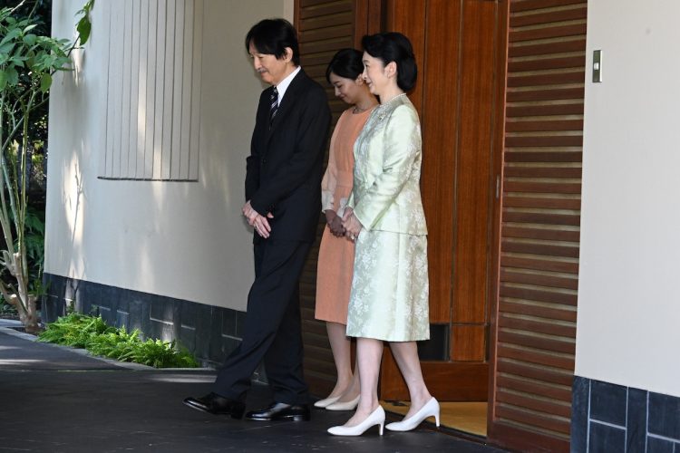 悠仁さまを見送られた秋篠宮ご夫妻と佳子さま(2025年9月6日、撮影/JMPA)