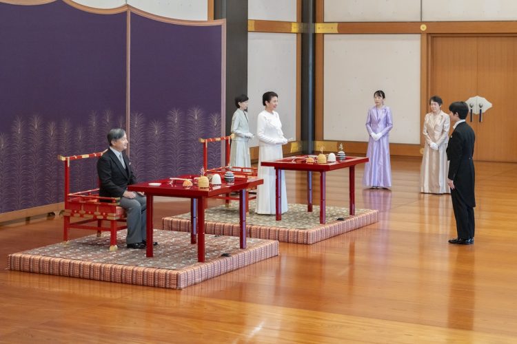 「朝見の儀」で天皇皇后両陛下にあいさつされた悠仁さま(2025年9月6日、写真/宮内庁提供)