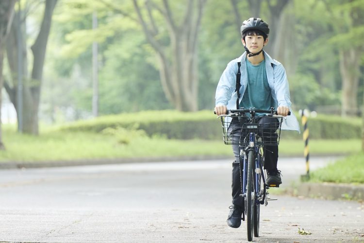 筑波大学のキャンパスを自転車で移動される悠仁さま(写真/宮内庁提供)