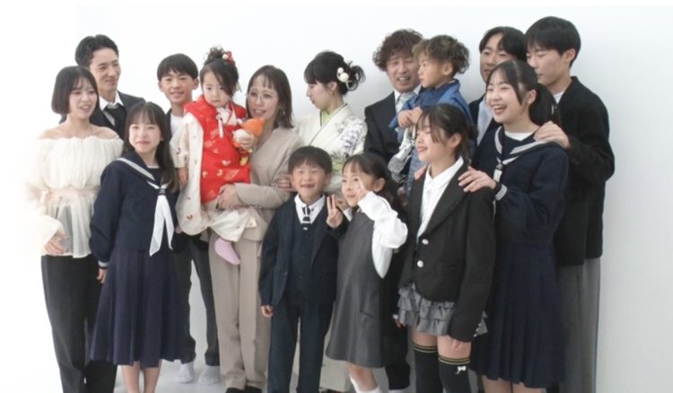 家族全員での集合写真(公式HPより)