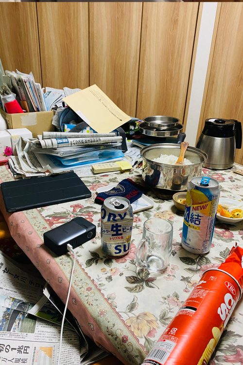 実家のテーブルには今も、鍋類やお茶などのA社製品がたくさん置かれている