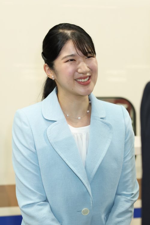 パールのステーションネックレスが軽やかな印象に(2025年9月6日、撮影/JMPA)