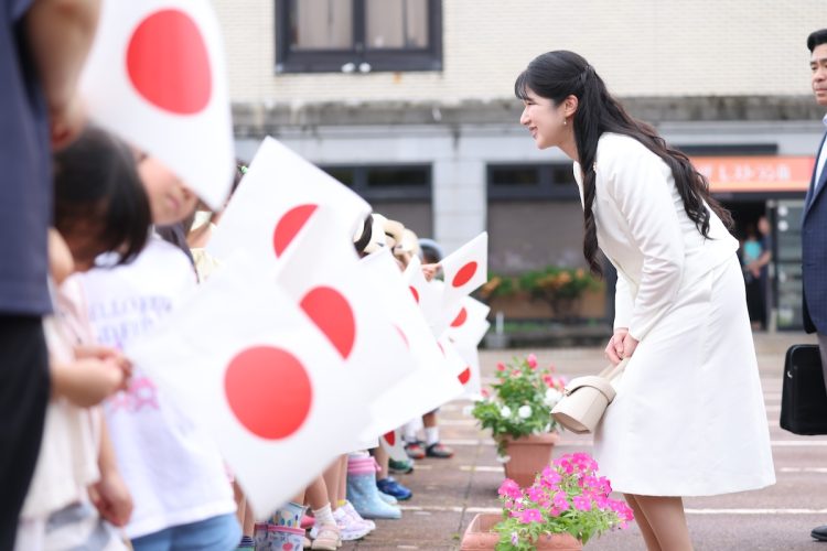 地元の園児らと交流された愛子さま(2025年9月8日、撮影/JMPA)