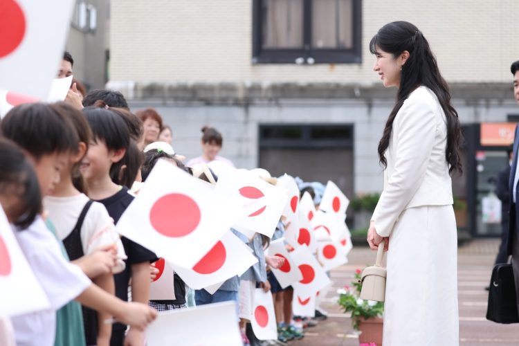園児に笑顔で声をかけられた(2025年9月8日、撮影/JMPA)