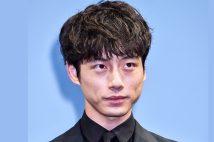 『週刊文春』からヘアメイク女性と同棲していることが報じられた坂口健太郎