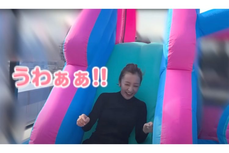 「うわああ!!」と叫びながらプールを滑る板野(YouTubeより)