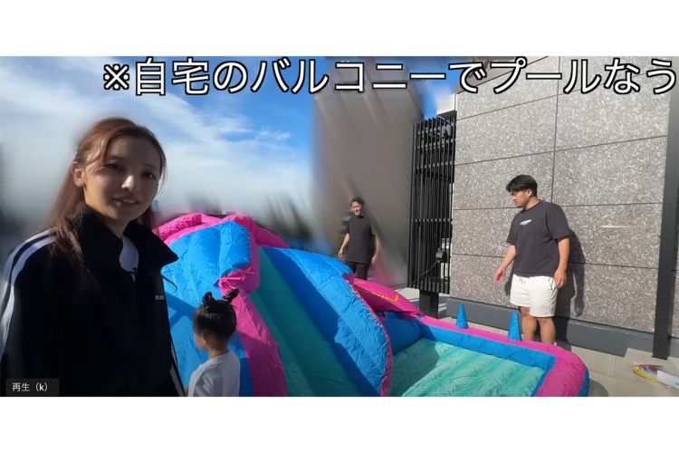 約3メートル四方、高さ2メートル以上はあると思われる巨大プール(YouTubeより)