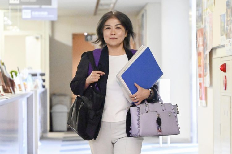 可愛らしい紫色のフリルバッグを持って、伊東市役所に登庁した田久保市長(共同通信)