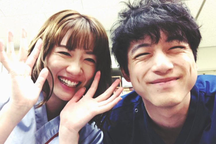 撮影中の合間にツーショットを撮るほど仲良しのようだ(坂口健太郎のInstagramより)