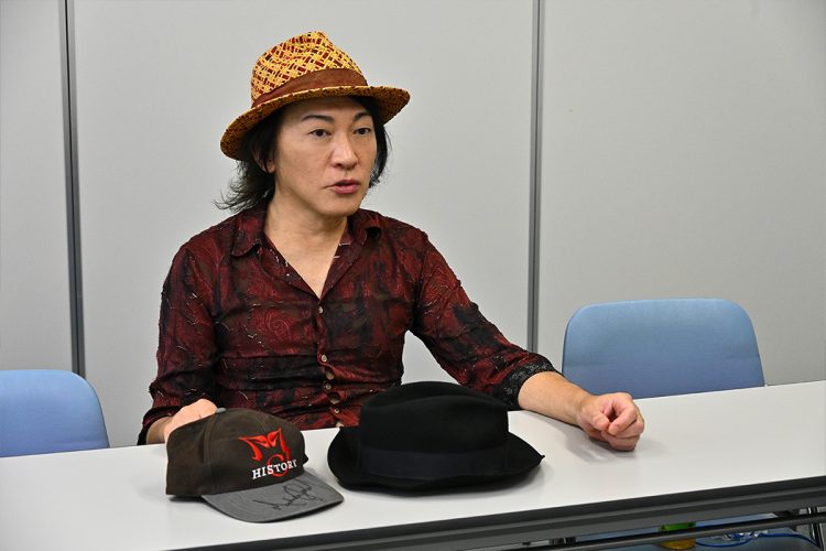 MJが使用していたフェドラハット、直筆のサインが入った黒のキャップ