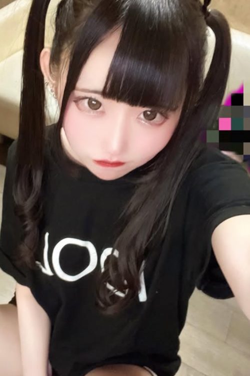 公判当日は、キャラクターが描かれた長袖のTシャツを着て入廷をした