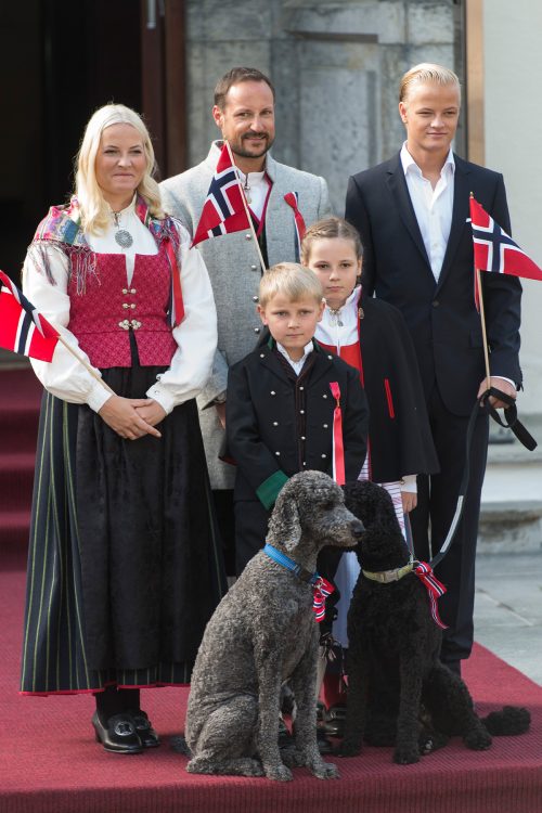 絵に描いたような家族写真（dpa/時事通信フォト）