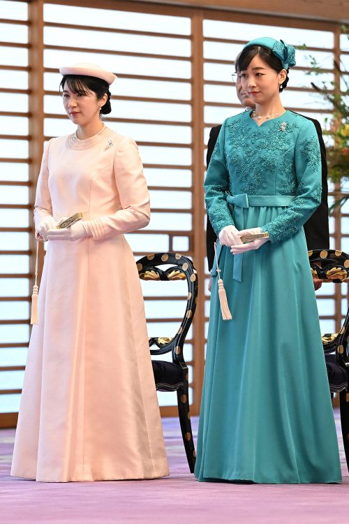 秋篠宮家の長男・悠仁さまの「成年式」での愛子さまと佳子さま(時事通信フォト)