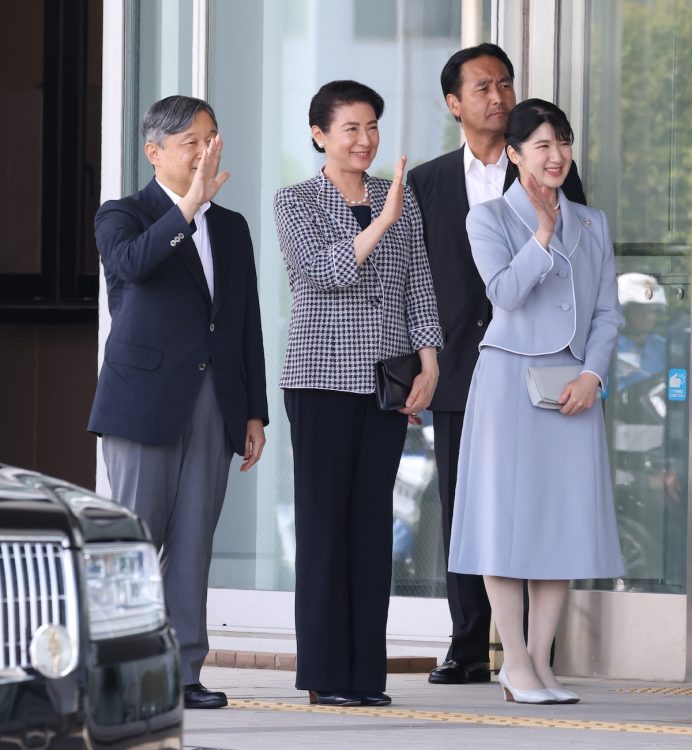 雅子さまはモノトーンコーデだった(2025年9月12日、撮影/JMPA)