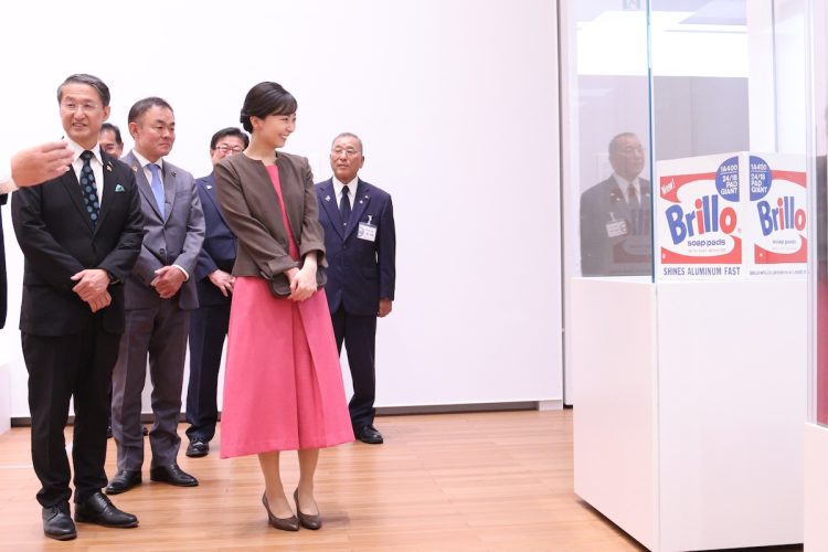 アンディ・ウォーホルの作品「ブリロの箱」を鑑賞された(2025年9月13日、撮影/JMPA)