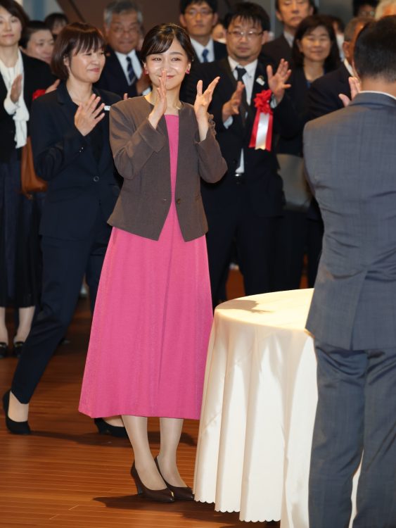 ピンクの鮮やかさをブラウンが抑え、落ち着いた雰囲気に(2025年9月13日、撮影/JMPA)