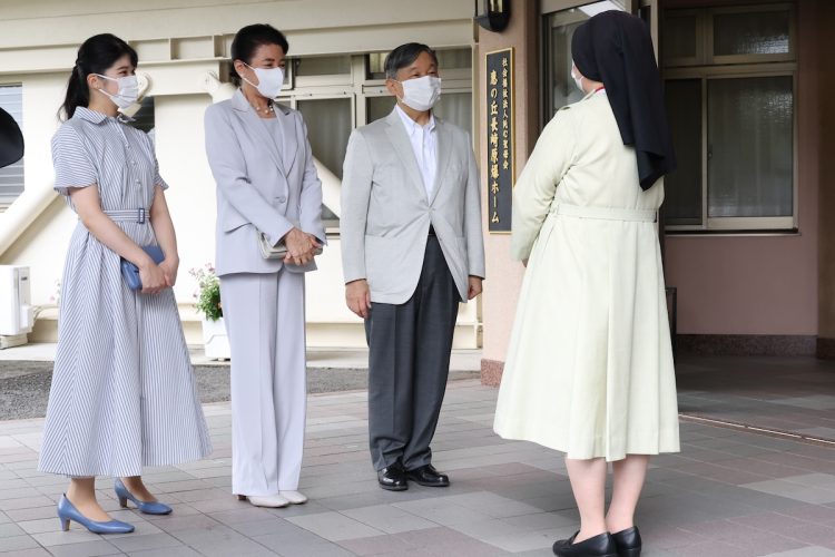 「恵の丘長崎原爆ホーム」を訪問された天皇ご一家(2025年9月13日、撮影/JMPA)