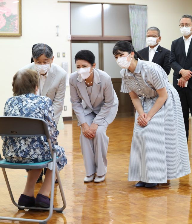 ひざをまげながら熱心に耳を傾けられた(2025年9月13日、撮影/JMPA)