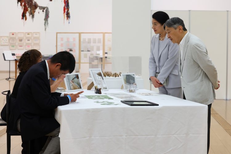 長崎県美術館の「全国障がい者作品展」を鑑賞された(2025年9月13日、撮影/JMPA)