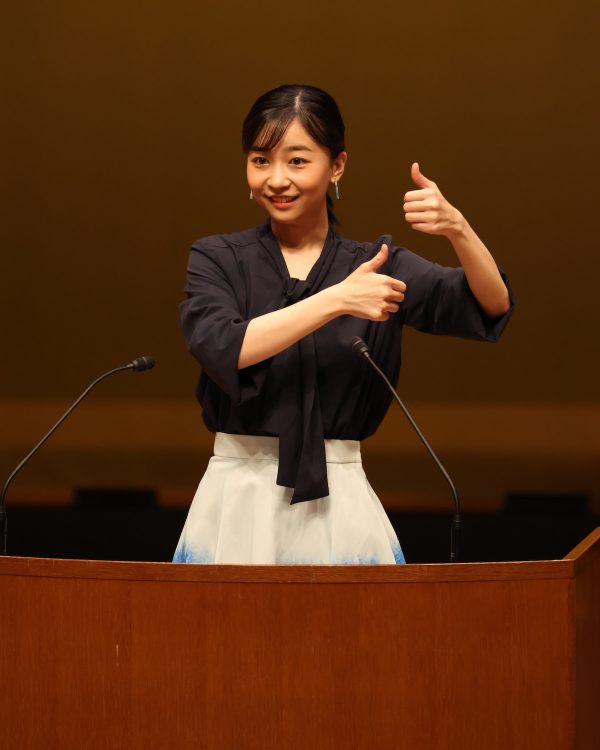 開会式であいさつされる佳子さま(2025年9月14日、撮影/JMPA)